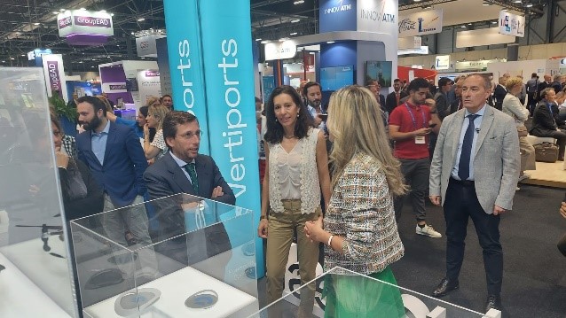 El alcalde de Madrid, José Luis Martínez - Almeida, visitando nuestro stand y conociendo nuestra estrategia en movilidad aérea urbana