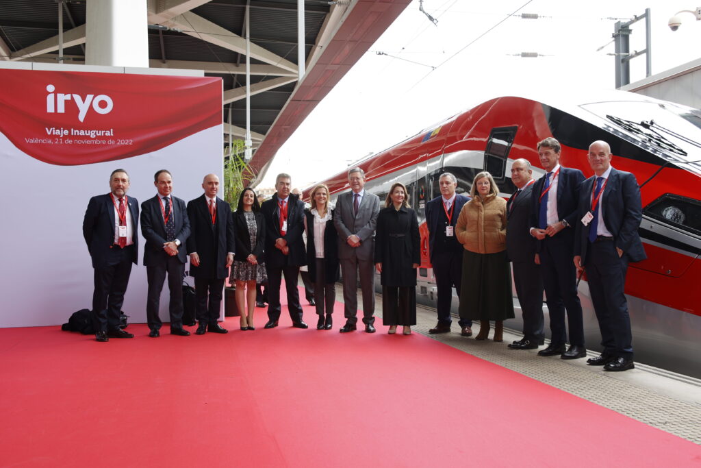  Javier Pérez Fortea, CEO de Globalvia y Daniel Quintero, Director de Ferrocarriles, en la foto de familia con alguna de las personalidades que han asistido al viaje inaugural. 