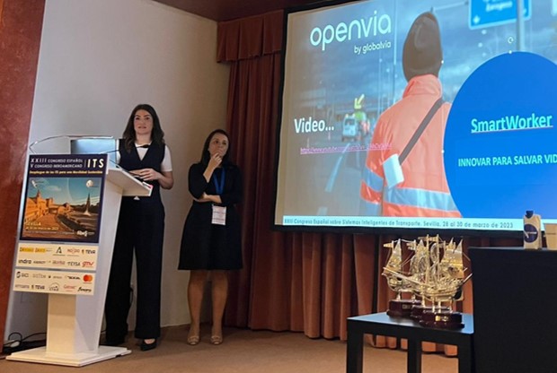 Ángela y Maria Luisa, presentando nuestroy proyecto de seguridad vial, Smartworker