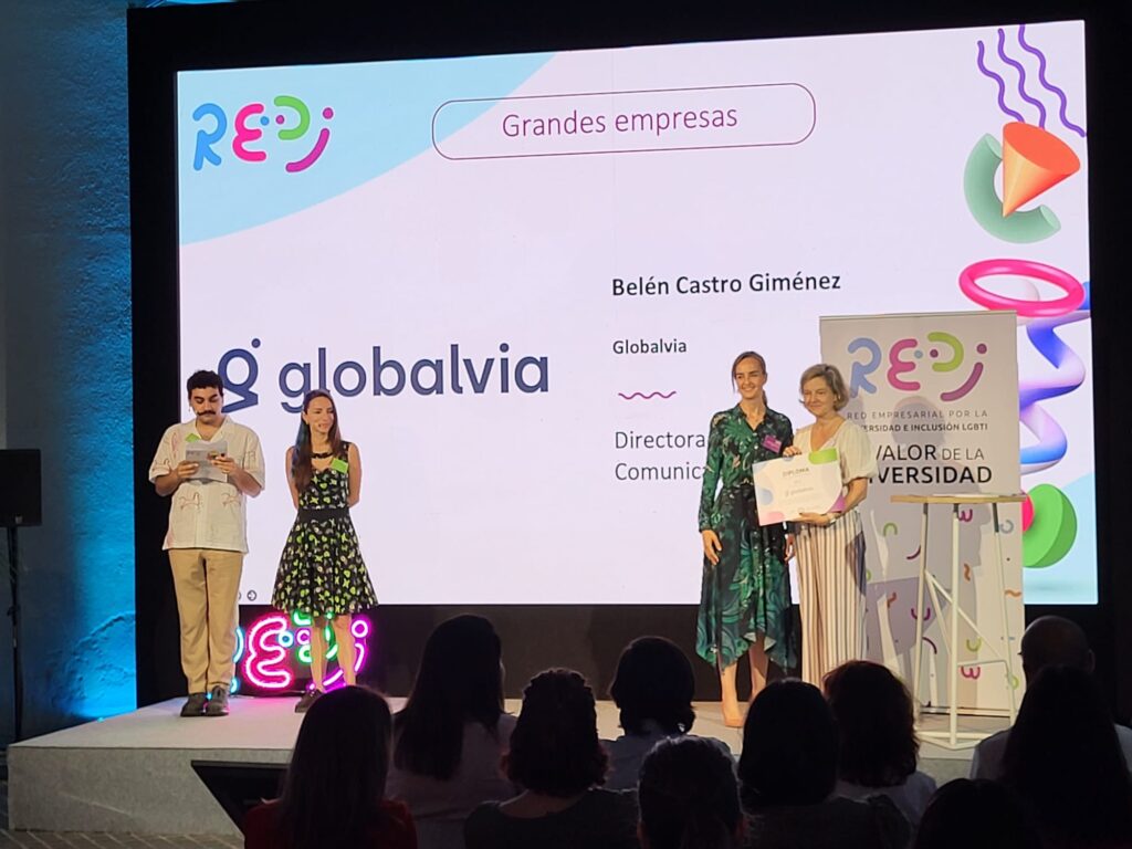 Belén Castro collects the welcome diploma to REDI